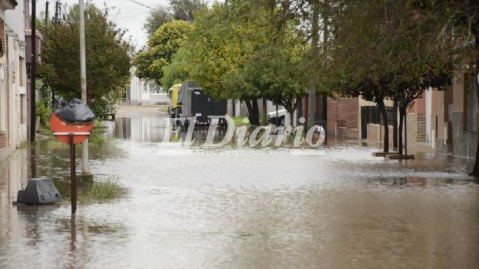 Precaución por semáforo fuera de servicio y calles anegadas