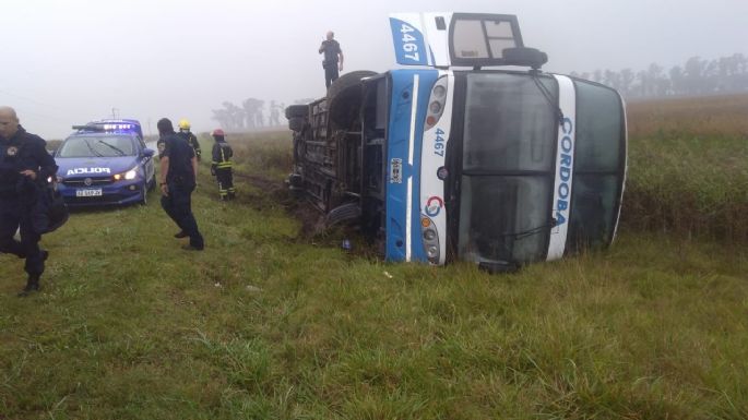 Volcó un colectivo Córdoba Coata
