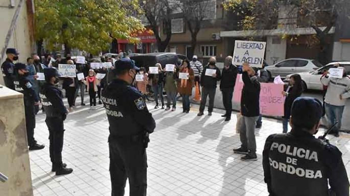 “Juliana Companys, dé la cara y escuche a la gente”