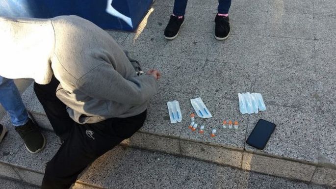 Detienen a un hombre cuando intentaba vender supuestas vacunas "Sinopharm" a 5 mil pesos