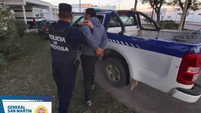 Un detenido por agredir con un cuchillo y amenazar a otro hombre