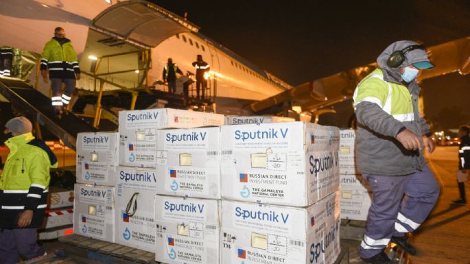Llegó otro medio millón de dosis de Sputnik V pero demorará unos días el reparto a las provincias
