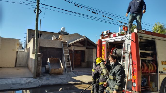 Bomberos rescataron a una embarazada y a un niño de un principio de incendio