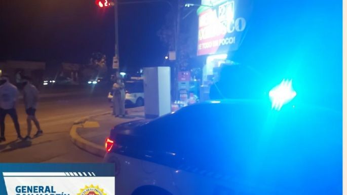 Amenazó con un cuchillo a un hombre para que le entregara dinero y bebidas
