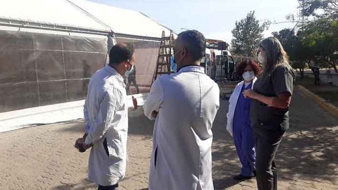 Arman una carpa sanitaria en el predio del Pasteur