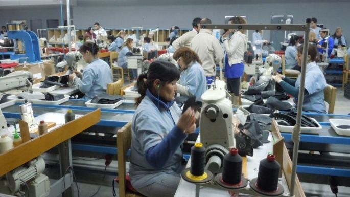 Fernández visita la planta de Nike, que volverá a producir calzado e indumentaria en el país