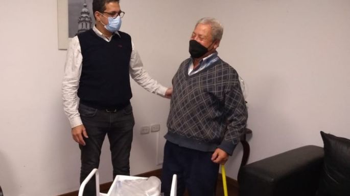 Villa Nueva: Graglia encabezó la entrega de kits de accesibilidad a personas mayores