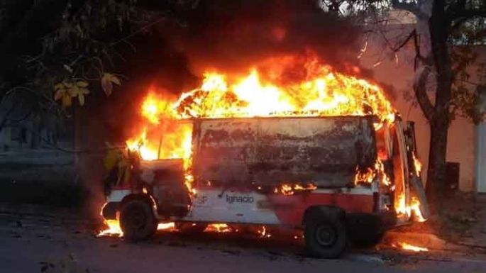 Se prendieron fuego una ambulancia  de COVID y el auto de un exintendente