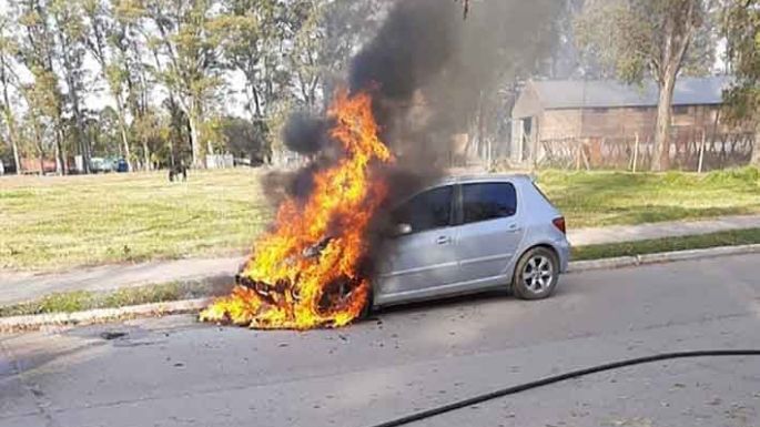 Se prendieron fuego una ambulancia  de COVID y el auto de un exintendente