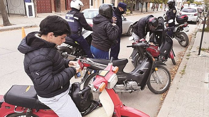 La Policía retuvo un auto y 16 motos