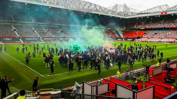 Clásico inglés suspendido por protesta de los hinchas