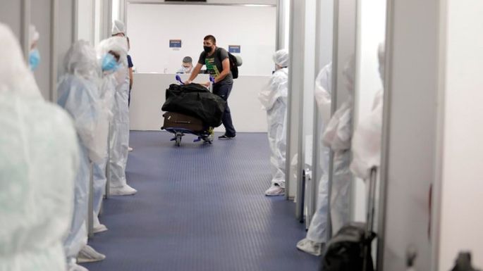 Sabía que tenía COVID-19 y volvió desde Miami con un certificado trucho: quedó detenido en Ezeiza
