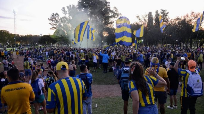 Desborde en Rosario: hinchas de Central organizaron un multitudinario banderazo sin distancia social