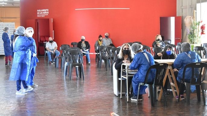 El lunes continuarán vacunando como estaba previsto