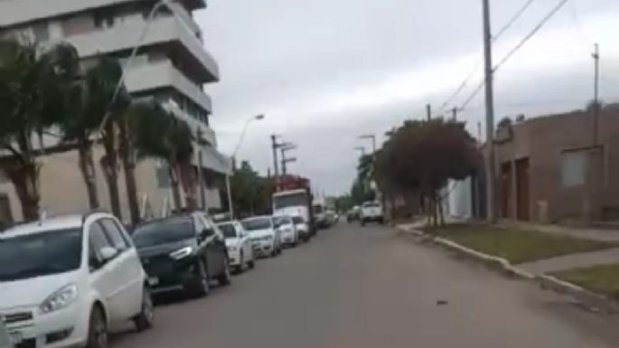 [Video] Larga fila de autos que intentan pasar a Villa María por el puente Perón
