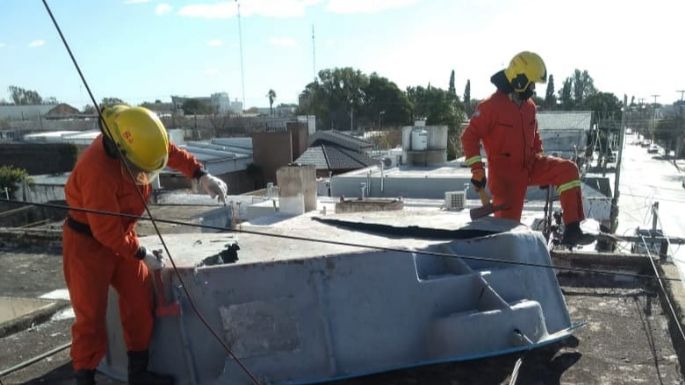 Por los fuertes vientos, se cayó una rama frente a una escuela y se voló una pileta en Oliva