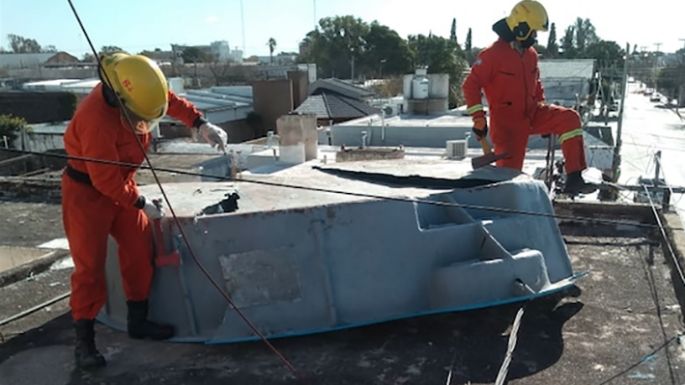 Voló una pileta de fibra de vidrio desde la terraza de un edificio