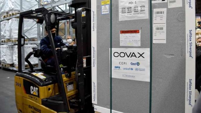 Llegaron 204 mil vacunas de COVAX y partió un avión a Moscú a buscar Sputnik V