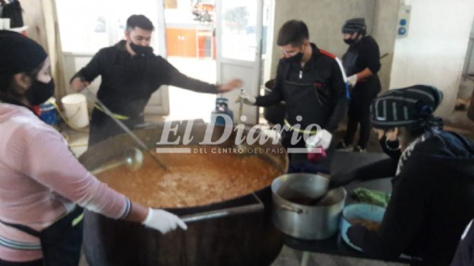Bomberos Voluntarios comenzaron a entregar las porciones de locro