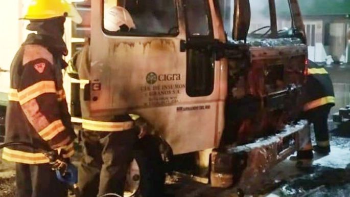 El fuego causó daños en un camión