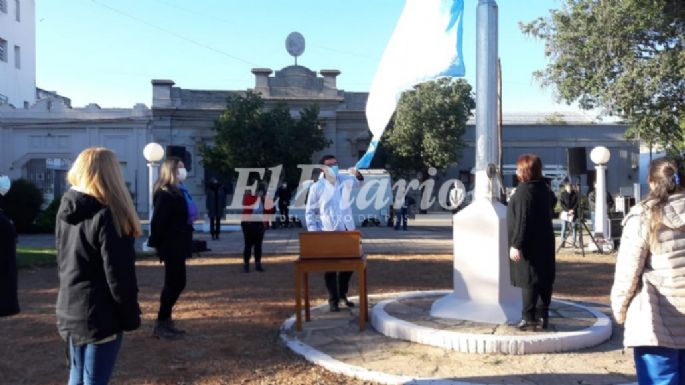 Con presencia de personal de salud, se realizó el acto del 25 de mayo