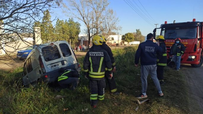 Volcó con su auto en avenida Perón