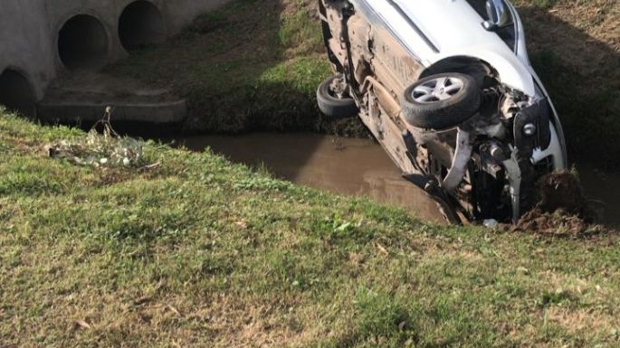 Un auto cayó dentro de una zanja en La Negrita