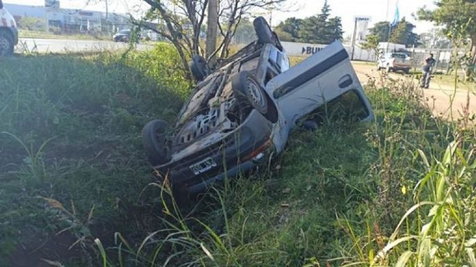 Despistes con un vuelco y una caída a un profundo zanjón