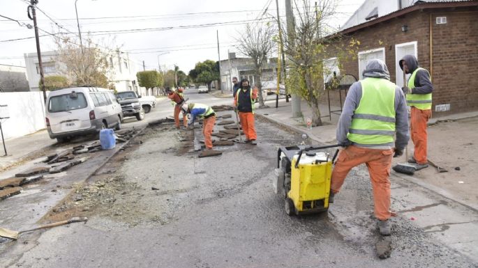 Realizan tareas de bacheo en el barrio Ameghino