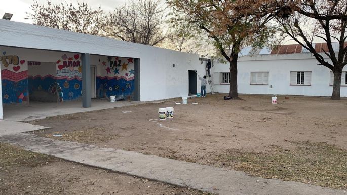 Tareas de mantenimiento en la escuela Manuel Belgrano