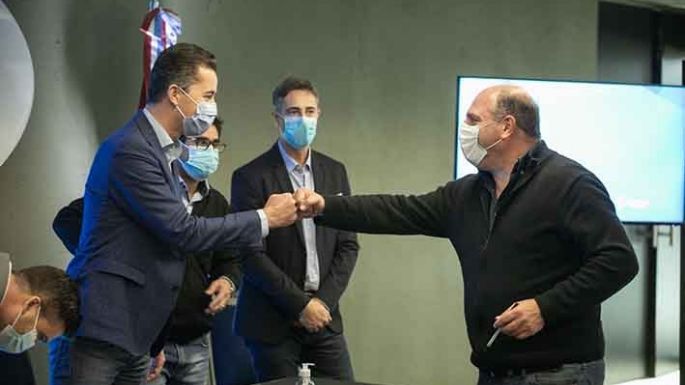 Alcalino firmó por la obra