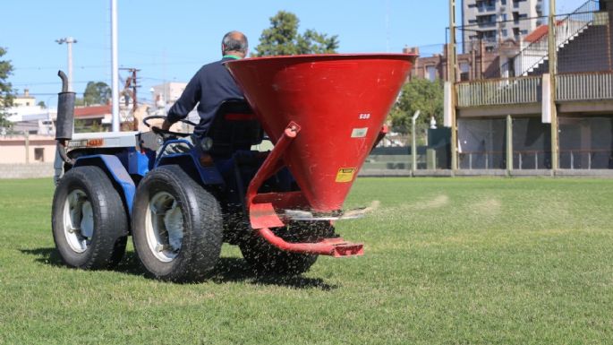 Resembraron el campo de juego de la Placita Ocampo