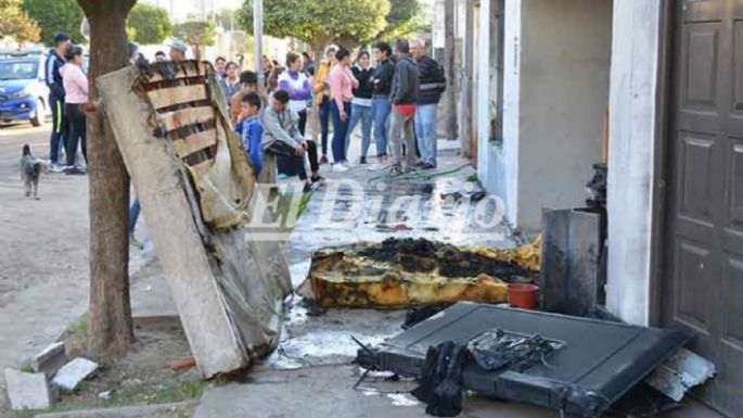 Fuego en una casa sin moradores en barrio Las Playas