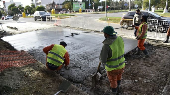 Avanzan obras de bacheo en el centro y en barrio Rivadavia