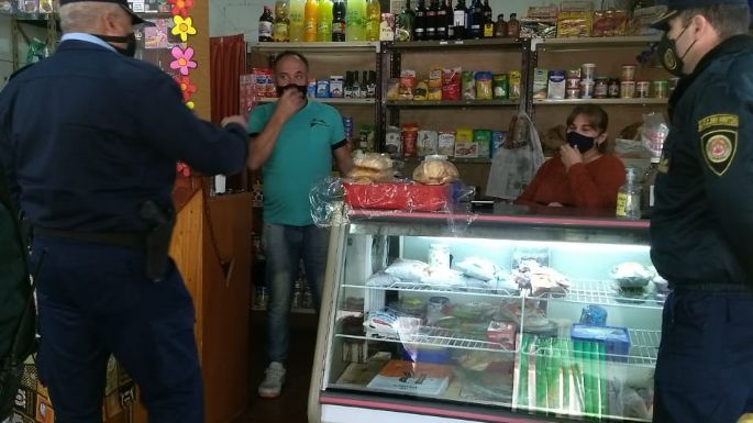 Agentes policiales recorrieron los monoblocks de barrio Los Olmos