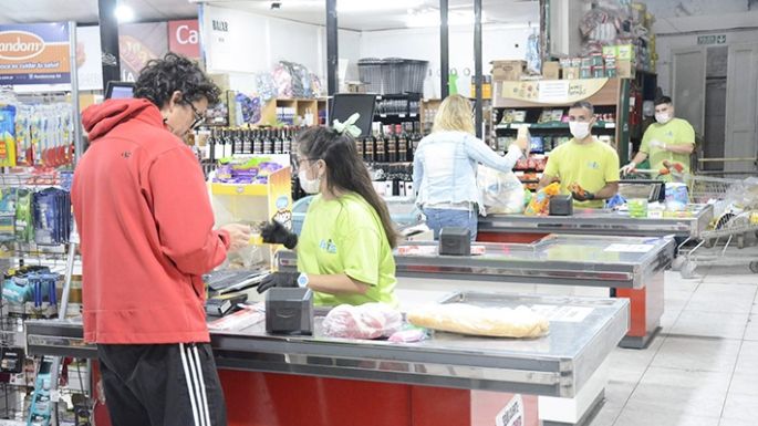 Proponen que cajeros de súper sean considerados esenciales