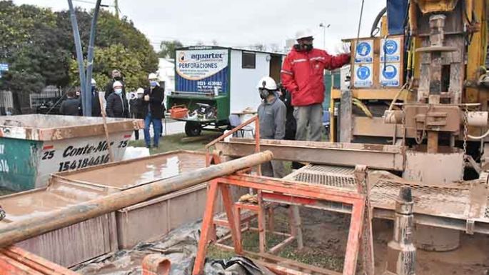 Realizan la segunda perforación de agua, de unos 120 metros