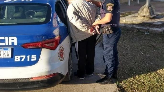 Detuvieron a un hombre cuando estaba robando en un comercio