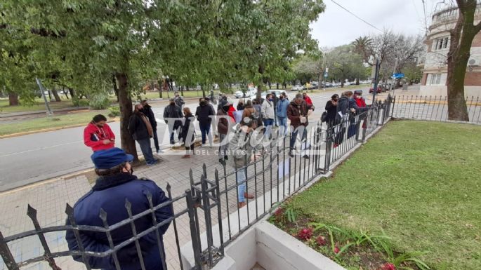 Frente al Deliberante: Grupos se manifiestan por la licencia de Gill y por clases presenciales