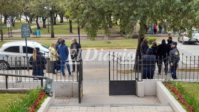 Frente al Deliberante: Grupos se manifiestan por la licencia de Gill y por clases presenciales