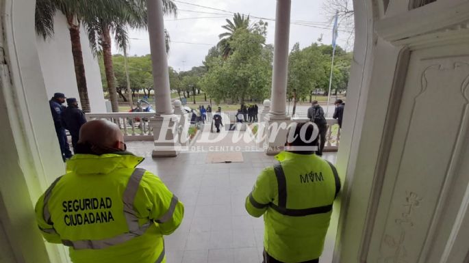Frente al Deliberante: Grupos se manifiestan por la licencia de Gill y por clases presenciales