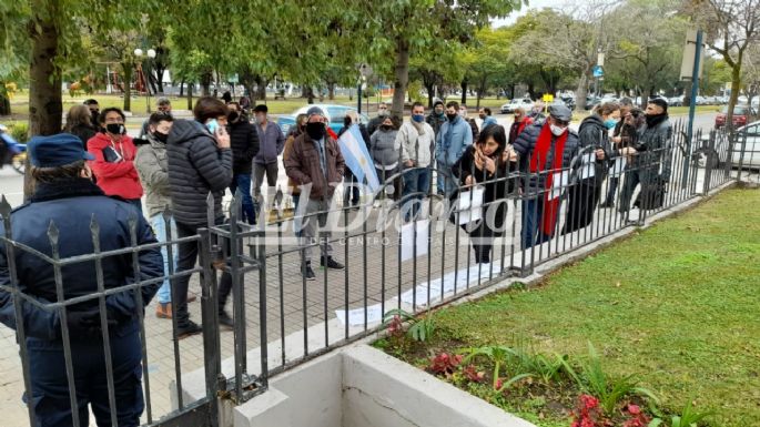 Frente al Deliberante: Grupos se manifiestan por la licencia de Gill y por clases presenciales