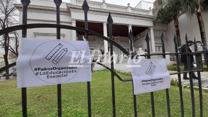 Frente al Deliberante: Grupos se manifiestan por la licencia de Gill y por clases presenciales