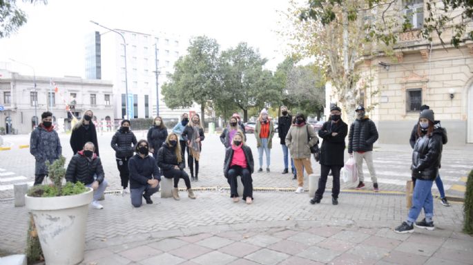 Responsables de espacios de danza y teatro protestaron frente al Municipio