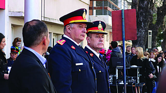 “Se limpian la boca con bomberos, pero no nos vacunan”