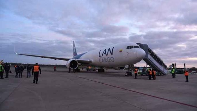 Partió otro vuelo a China y buscan llegar a los 24 millones de dosis antes del invierno