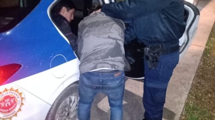Embistieron un auto estacionado y se dieron a la fuga: terminaron detenidos