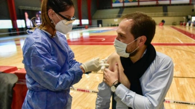 Martín Gill recibió la vacuna contra la COVID-19 en Villa María