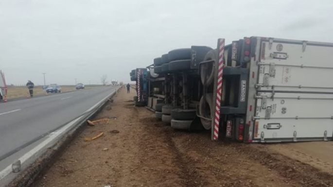 Murió aplastado por un camión que volcó