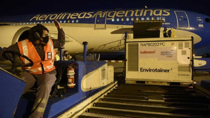 Llegó el primero de los dos vuelo desde China, con más de 760 mil dosis de Sinopharm